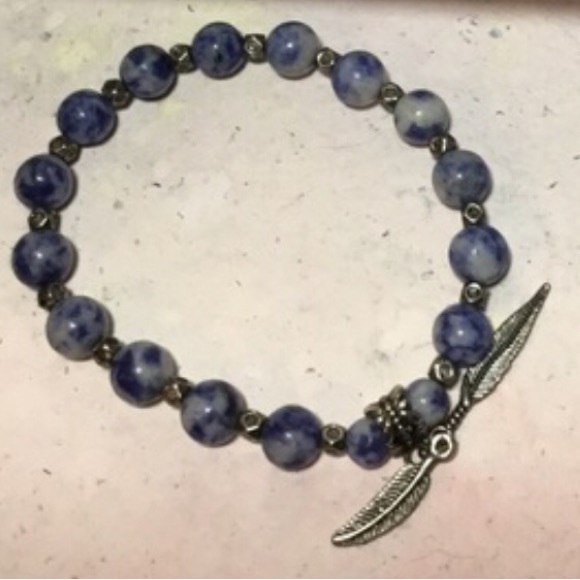 Semiprecious Stone Bead and Aged Silver Feathers Charm 7” Bracelet Elastic EVC - Picture 9 of 10